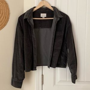 AMERICAN EAGLE cropped corduroy shacket. Buttons up